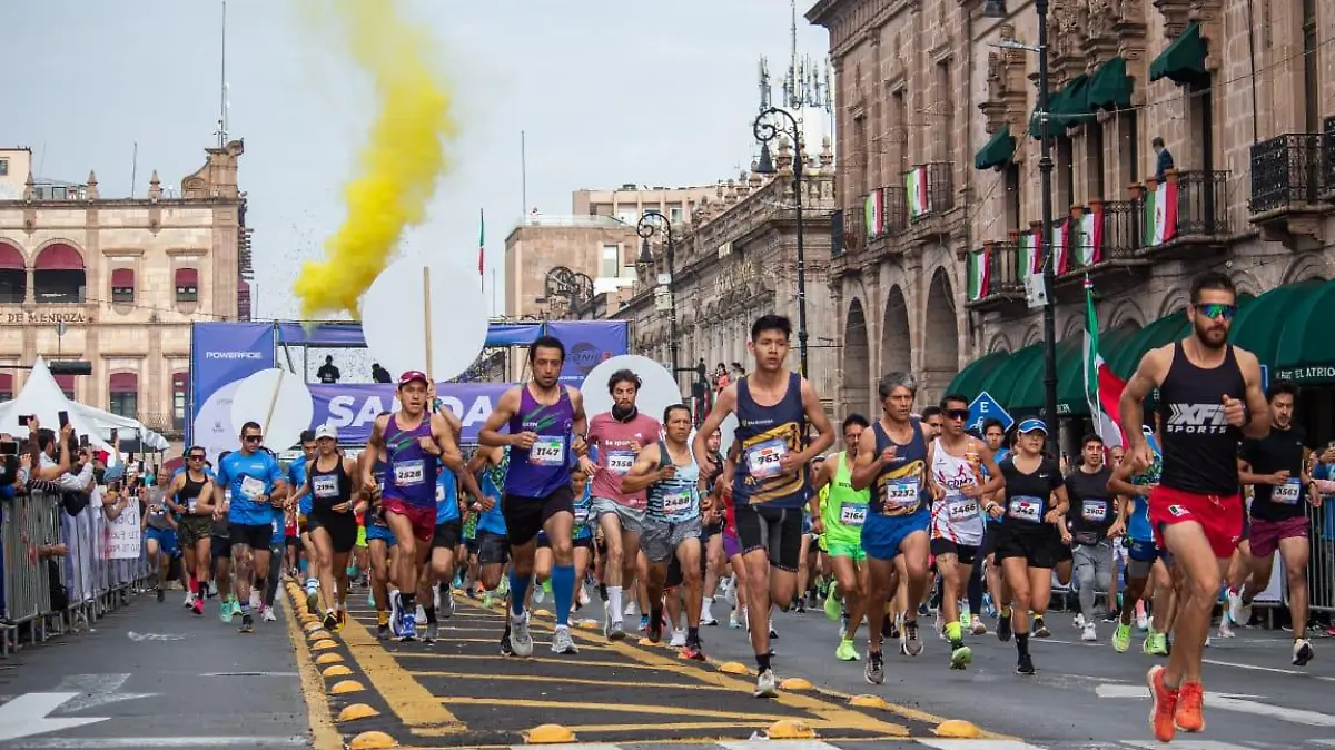 Personas corriendo en la Carrera Cinépolis